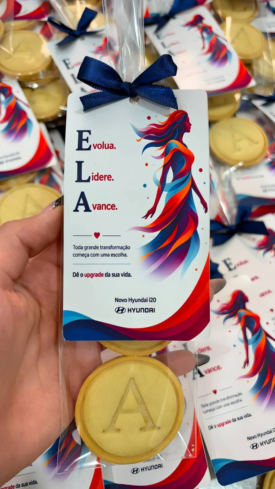 Biscoitos reais e card da ação Hyundai no Summit Mulheres nas Profissões