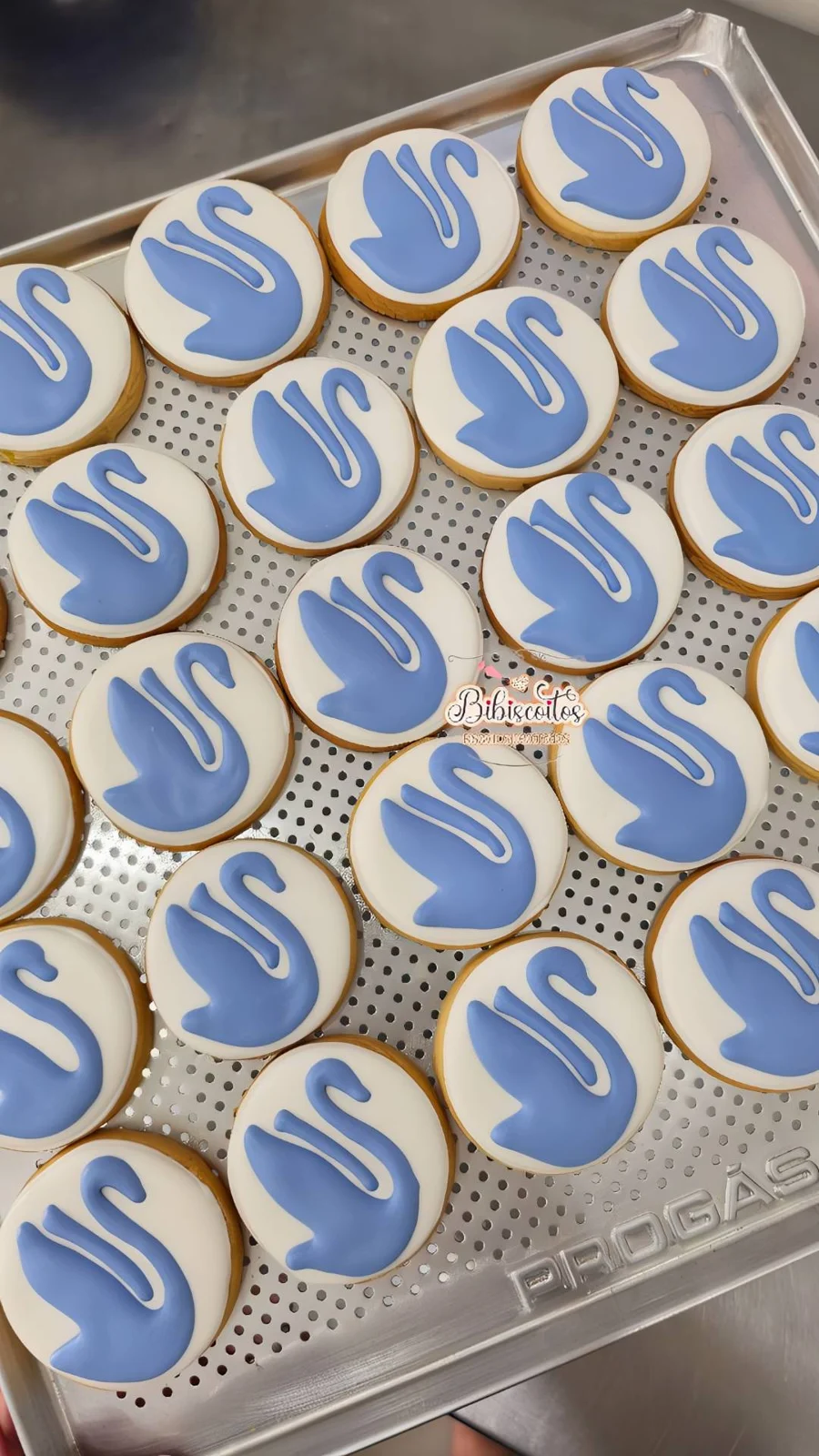 Biscoitos reais azuis com o cisne da Swarovski