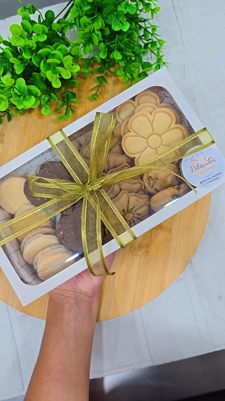 Caixa degustação real da Bibiscoitos com laço e seleção de biscoitos
